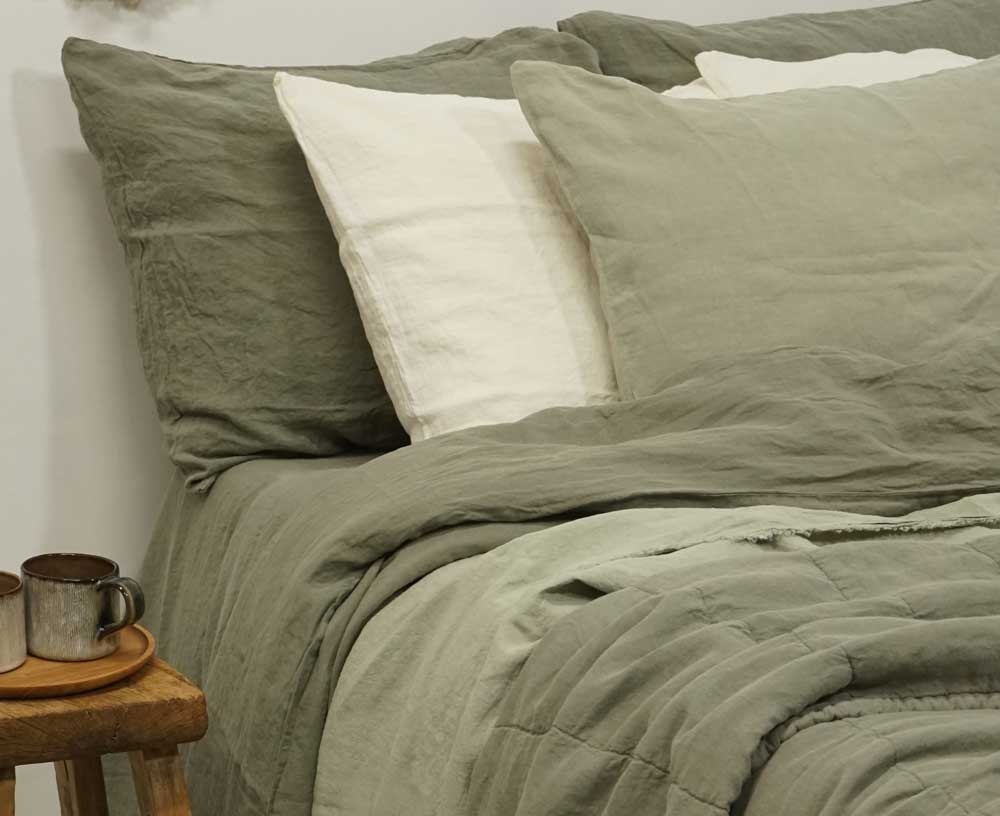 Olijfgroen-en-ivoorwit-linnen-beddengoed